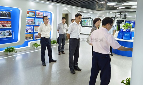 浙江省科技厅副厅长吴卿、台盟省委会主委陈清莉一行赴托普云农调研考察