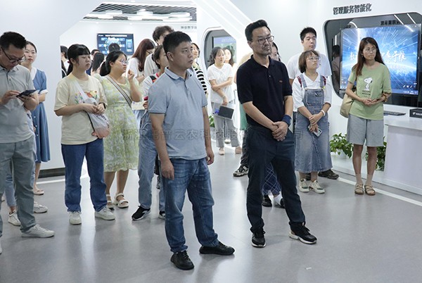 中国农科院茶叶研究所所长助理、科技处处长姚明哲一行赴托普云农参观调研