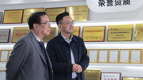 中国农业科学院原院长、中国农业国际合作促进会名誉会长翟虎渠莅临托普云农考察指导
