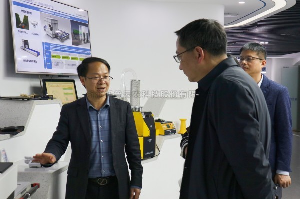 杭州市科技局党组成员、副局长楼立群一行莅临托普云农考察调研