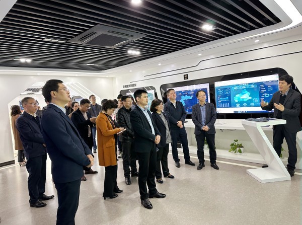 安徽省宿州市萧县县委副书记、县长朱新华等一行莅临托普云农走访调研