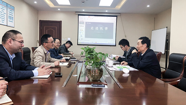 座谈会现场，陈渝阳董事长与孙院士热切交谈