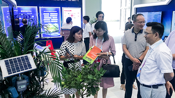 重庆市农委信息中心主任贺德华（右一）、副主任柯南（右二）