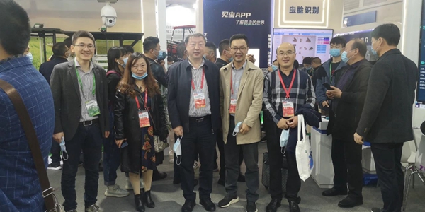 西藏农业技术推广服务中心陈俐站长（左二）、山西植保植检总站杨军站长（左三）和张武云副站长（右一）一行莅临托普云农展位