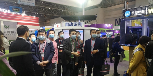 辽宁省绿色农业技术中心宋国柱主任、孟威副主任、张万民科长莅临托普云农展位